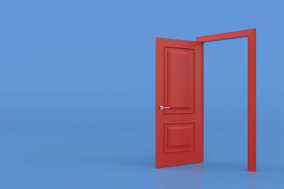 Interpretación de soñar con abrir la puerta de casa