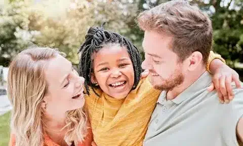 Apoyo emocional clave para parejas en adopción internacional