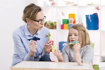 Terapia de juego enfoque efectivo para niños con conducta