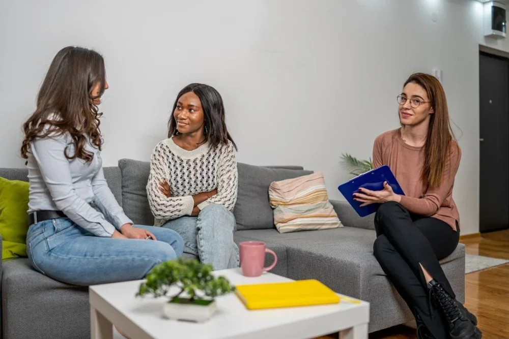 Fortaleciendo conexión emocional en terapia de pareja gay