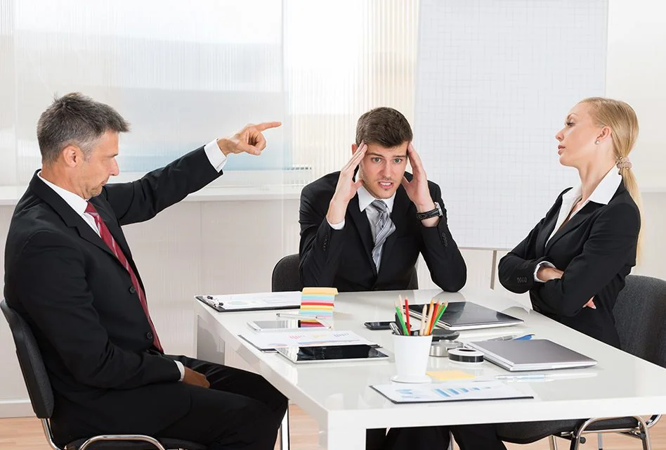 Impacto del liderazgo autocrático en el comportamiento de los empleados
