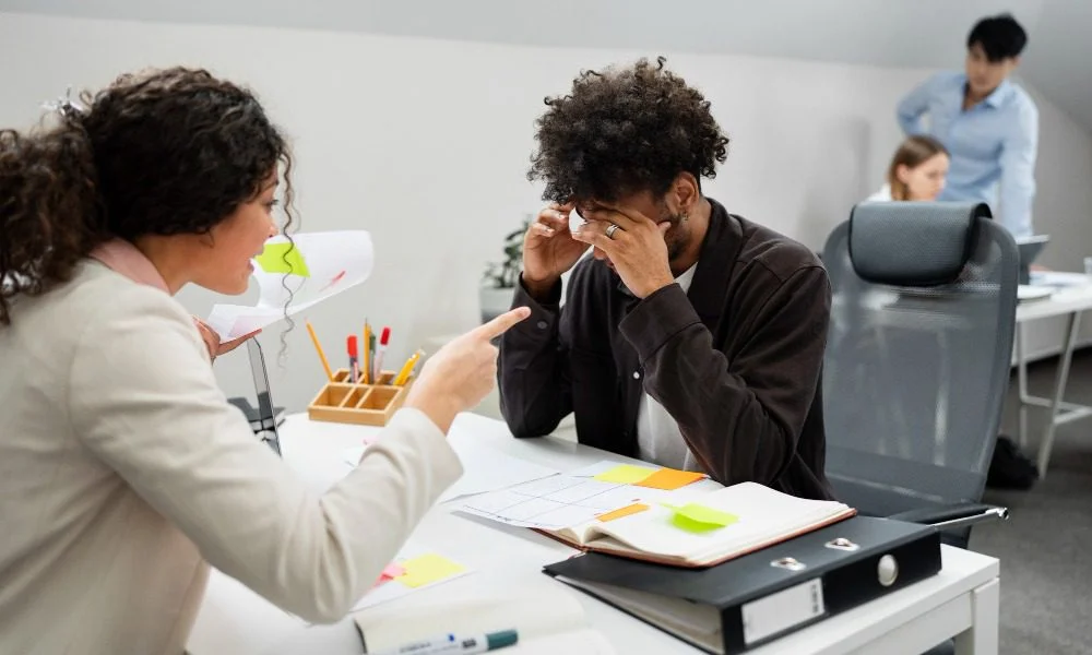 Estrés laboral efecto en rendimiento y bienestar psicológico